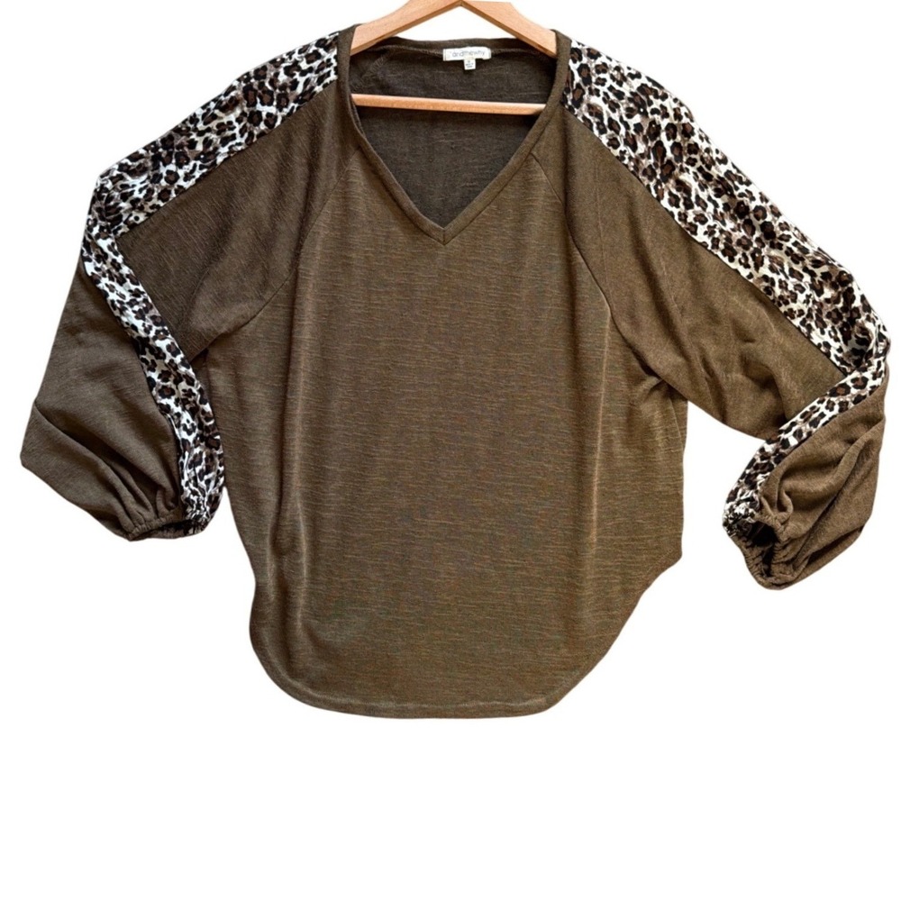 Andthewhy Top Womens M V-Neck Olive Green Leopard Print Raglan Sleeve EUC